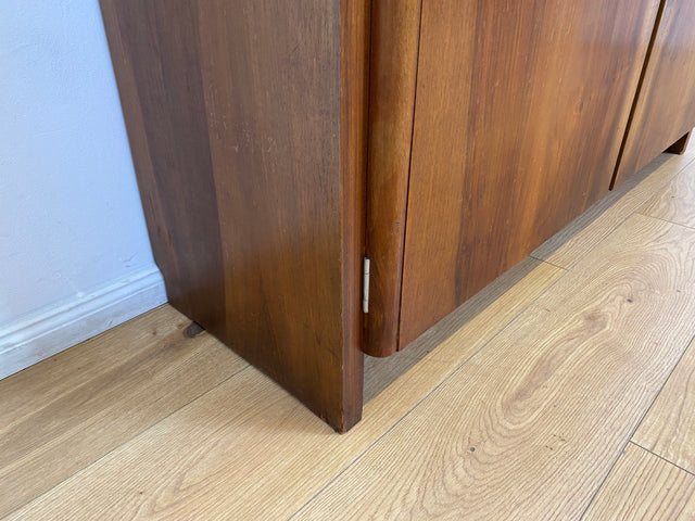 WMK # Hübsche & gut erhaltene 50er Jahre Kommode aus vollem Holz in Nussbaum mit Schubladen & schönem Messinggriff # Sideboard Wäschekommode Schrank Anrichte Lowboard TV-Lowboard Vintage Mid-Century