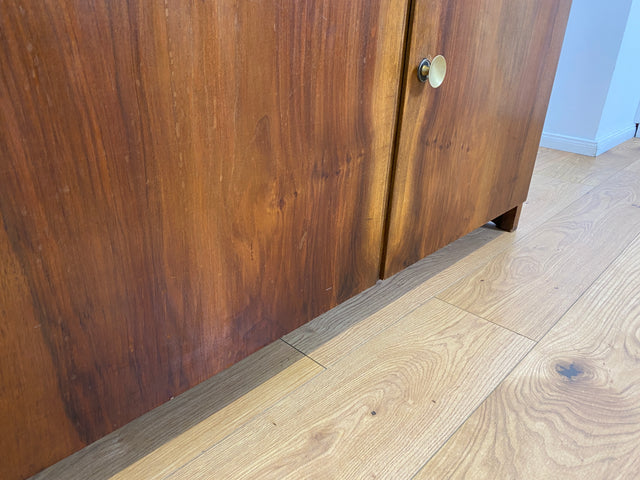 WMK # Hübsche & gut erhaltene 50er Jahre Kommode aus vollem Holz in Nussbaum mit Schubladen & schönem Messinggriff # Sideboard Wäschekommode Schrank Anrichte Lowboard TV-Lowboard Vintage Mid-Century