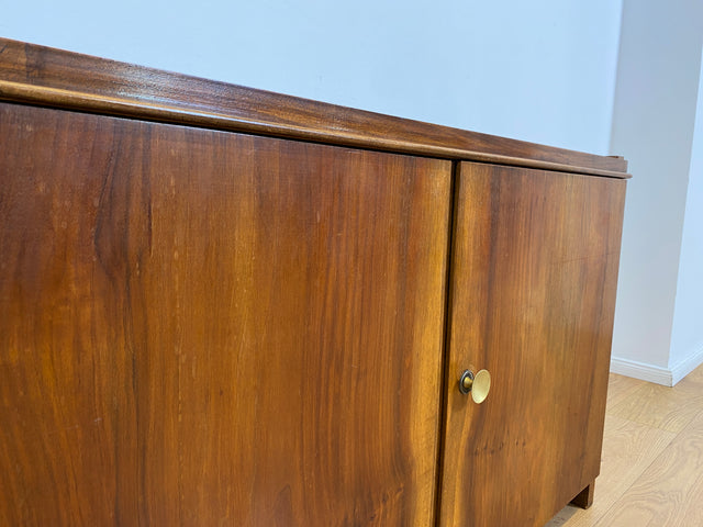 WMK # Hübsche & gut erhaltene 50er Jahre Kommode aus vollem Holz in Nussbaum mit Schubladen & schönem Messinggriff # Sideboard Wäschekommode Schrank Anrichte Lowboard TV-Lowboard Vintage Mid-Century