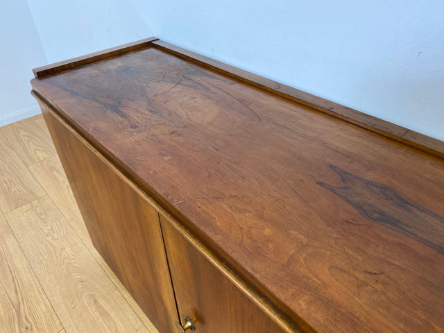 WMK # Hübsche & gut erhaltene 50er Jahre Kommode aus vollem Holz in Nussbaum mit Schubladen & schönem Messinggriff # Sideboard Wäschekommode Schrank Anrichte Lowboard TV-Lowboard Vintage Mid-Century