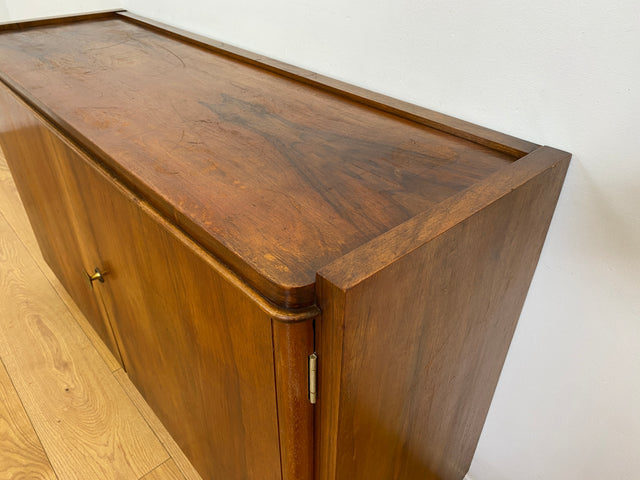 WMK # Hübsche & gut erhaltene 50er Jahre Kommode aus vollem Holz in Nussbaum mit Schubladen & schönem Messinggriff # Sideboard Wäschekommode Schrank Anrichte Lowboard TV-Lowboard Vintage Mid-Century