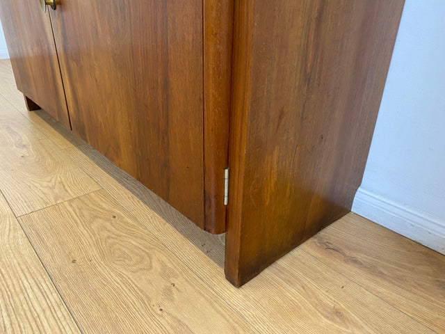 WMK # Hübsche & gut erhaltene 50er Jahre Kommode aus vollem Holz in Nussbaum mit Schubladen & schönem Messinggriff # Sideboard Wäschekommode Schrank Anrichte Lowboard TV-Lowboard Vintage Mid-Century