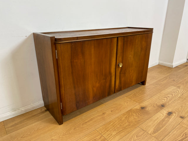 WMK # Hübsche & gut erhaltene 50er Jahre Kommode aus vollem Holz in Nussbaum mit Schubladen & schönem Messinggriff # Sideboard Wäschekommode Schrank Anrichte Lowboard TV-Lowboard Vintage Mid-Century