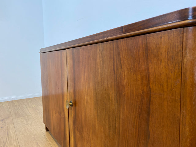 WMK # Hübsche & gut erhaltene 50er Jahre Kommode aus vollem Holz in Nussbaum mit Schubladen & schönem Messinggriff # Sideboard Wäschekommode Schrank Anrichte Lowboard TV-Lowboard Vintage Mid-Century