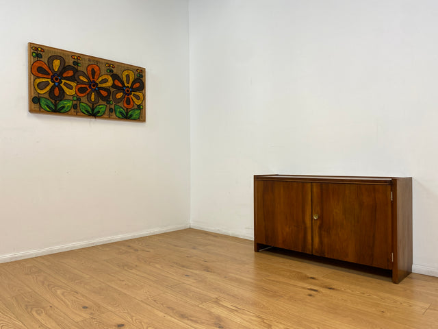 WMK # Hübsche & gut erhaltene 50er Jahre Kommode aus vollem Holz in Nussbaum mit Schubladen & schönem Messinggriff # Sideboard Wäschekommode Schrank Anrichte Lowboard TV-Lowboard Vintage Mid-Century