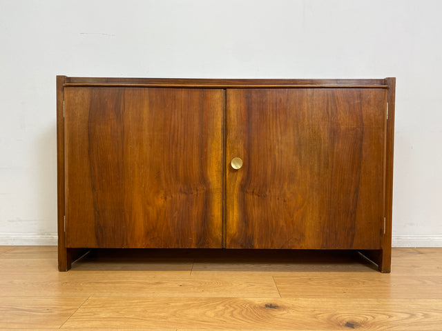WMK # Hübsche & gut erhaltene 50er Jahre Kommode aus vollem Holz in Nussbaum mit Schubladen & schönem Messinggriff # Sideboard Wäschekommode Schrank Anrichte Lowboard TV-Lowboard Vintage Mid-Century