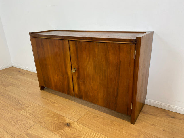 WMK # Hübsche & gut erhaltene 50er Jahre Kommode aus vollem Holz in Nussbaum mit Schubladen & schönem Messinggriff # Sideboard Wäschekommode Schrank Anrichte Lowboard TV-Lowboard Vintage Mid-Century