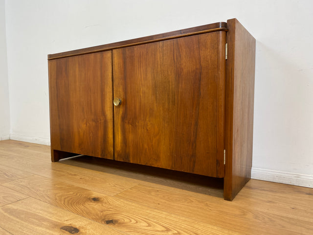 WMK # Hübsche & gut erhaltene 50er Jahre Kommode aus vollem Holz in Nussbaum mit Schubladen & schönem Messinggriff # Sideboard Wäschekommode Schrank Anrichte Lowboard TV-Lowboard Vintage Mid-Century