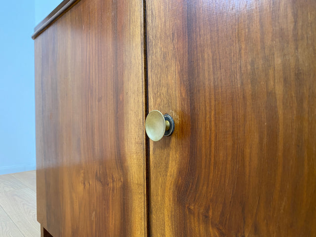 WMK # Hübsche & gut erhaltene 50er Jahre Kommode aus vollem Holz in Nussbaum mit Schubladen & schönem Messinggriff # Sideboard Wäschekommode Schrank Anrichte Lowboard TV-Lowboard Vintage Mid-Century