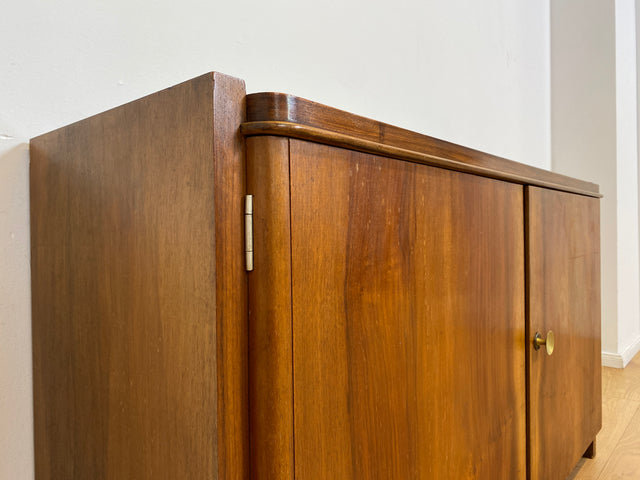 WMK # Hübsche & gut erhaltene 50er Jahre Kommode aus vollem Holz in Nussbaum mit Schubladen & schönem Messinggriff # Sideboard Wäschekommode Schrank Anrichte Lowboard TV-Lowboard Vintage Mid-Century