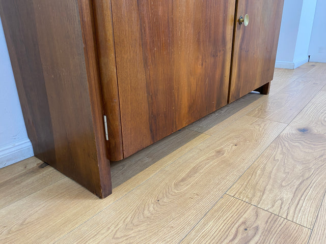 WMK # Hübsche & gut erhaltene 50er Jahre Kommode aus vollem Holz in Nussbaum mit Schubladen & schönem Messinggriff # Sideboard Wäschekommode Schrank Anrichte Lowboard TV-Lowboard Vintage Mid-Century