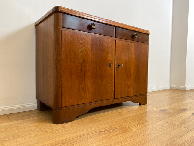 WMK I Formschöne & gut erhaltene 50er Jahre Kommode aus vollem Holz mit Schubladen und Messinggriffen I Schrank Sideboard Wäschekommode Anrichte Schuhschrank Mid-Century Vintage Berlin Bayern Sachsen