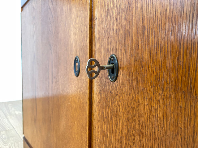 WMK I Formschöne & gut erhaltene 50er Jahre Kommode aus vollem Holz mit Schubladen und Messinggriffen I Schrank Sideboard Wäschekommode Anrichte Schuhschrank Mid-Century Vintage Berlin Bayern Sachsen