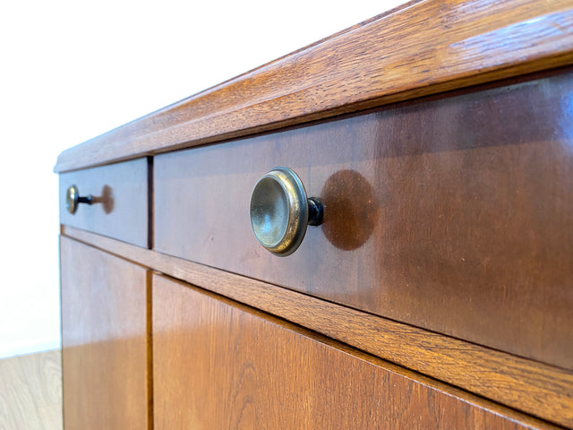 WMK I Formschöne & gut erhaltene 50er Jahre Kommode aus vollem Holz mit Schubladen und Messinggriffen I Schrank Sideboard Wäschekommode Anrichte Schuhschrank Mid-Century Vintage Berlin Bayern Sachsen
