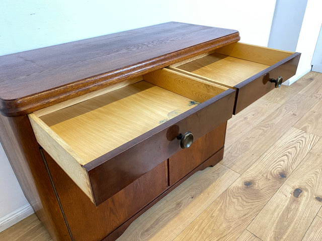 WMK I Formschöne & gut erhaltene 50er Jahre Kommode aus vollem Holz mit Schubladen und Messinggriffen I Schrank Sideboard Wäschekommode Anrichte Schuhschrank Mid-Century Vintage Berlin Bayern Sachsen