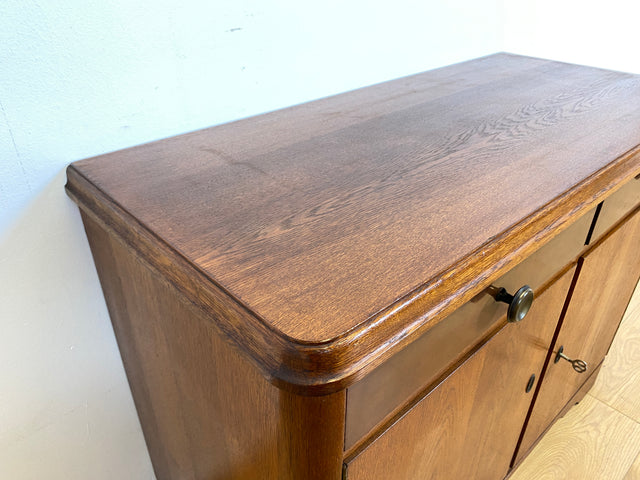 WMK I Formschöne & gut erhaltene 50er Jahre Kommode aus vollem Holz mit Schubladen und Messinggriffen I Schrank Sideboard Wäschekommode Anrichte Schuhschrank Mid-Century Vintage Berlin Bayern Sachsen