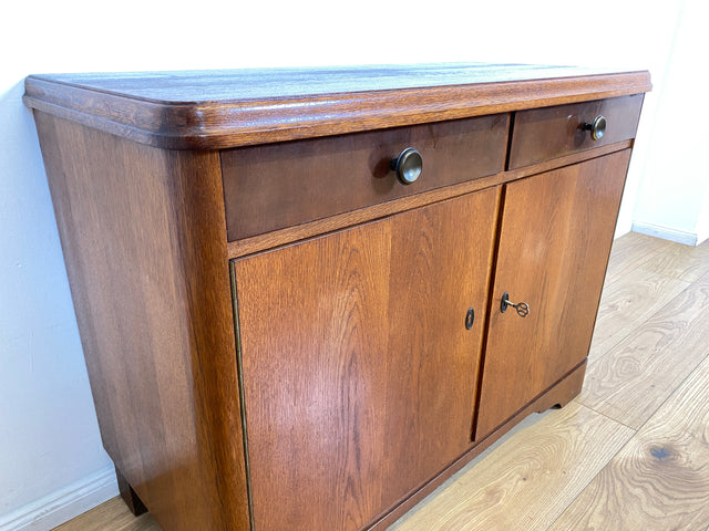 WMK I Formschöne & gut erhaltene 50er Jahre Kommode aus vollem Holz mit Schubladen und Messinggriffen I Schrank Sideboard Wäschekommode Anrichte Schuhschrank Mid-Century Vintage Berlin Bayern Sachsen