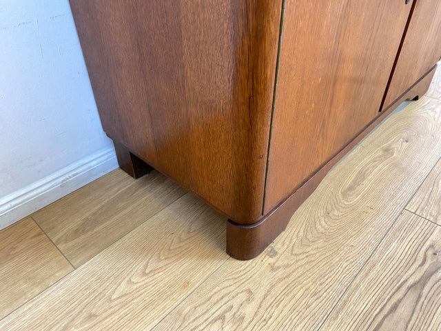 WMK I Formschöne & gut erhaltene 50er Jahre Kommode aus vollem Holz mit Schubladen und Messinggriffen I Schrank Sideboard Wäschekommode Anrichte Schuhschrank Mid-Century Vintage Berlin Bayern Sachsen