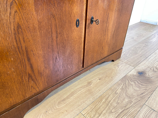 WMK I Formschöne & gut erhaltene 50er Jahre Kommode aus vollem Holz mit Schubladen und Messinggriffen I Schrank Sideboard Wäschekommode Anrichte Schuhschrank Mid-Century Vintage Berlin Bayern Sachsen
