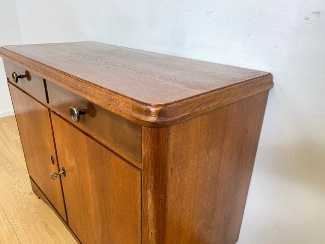 WMK I Formschöne & gut erhaltene 50er Jahre Kommode aus vollem Holz mit Schubladen und Messinggriffen I Schrank Sideboard Wäschekommode Anrichte Schuhschrank Mid-Century Vintage Berlin Bayern Sachsen