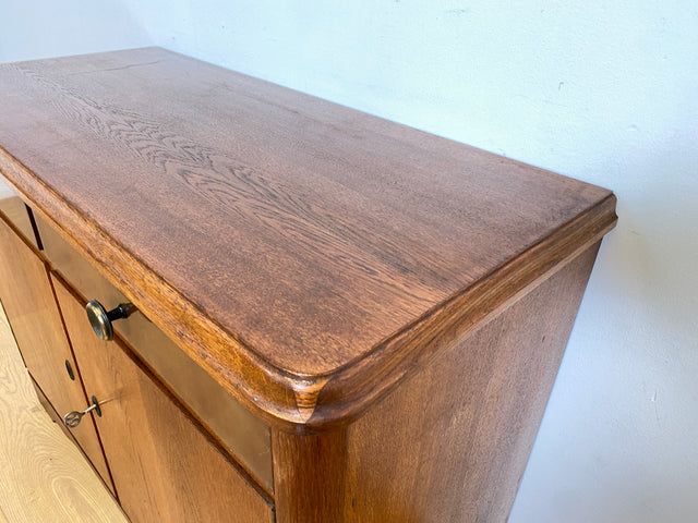 WMK I Formschöne & gut erhaltene 50er Jahre Kommode aus vollem Holz mit Schubladen und Messinggriffen I Schrank Sideboard Wäschekommode Anrichte Schuhschrank Mid-Century Vintage Berlin Bayern Sachsen