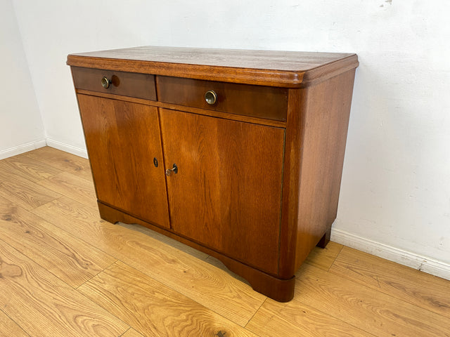 WMK I Formschöne & gut erhaltene 50er Jahre Kommode aus vollem Holz mit Schubladen und Messinggriffen I Schrank Sideboard Wäschekommode Anrichte Schuhschrank Mid-Century Vintage Berlin Bayern Sachsen