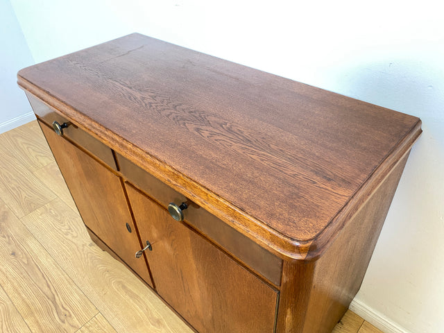 WMK I Formschöne & gut erhaltene 50er Jahre Kommode aus vollem Holz mit Schubladen und Messinggriffen I Schrank Sideboard Wäschekommode Anrichte Schuhschrank Mid-Century Vintage Berlin Bayern Sachsen
