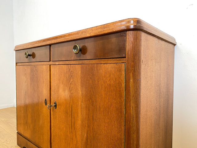WMK I Formschöne & gut erhaltene 50er Jahre Kommode aus vollem Holz mit Schubladen und Messinggriffen I Schrank Sideboard Wäschekommode Anrichte Schuhschrank Mid-Century Vintage Berlin Bayern Sachsen