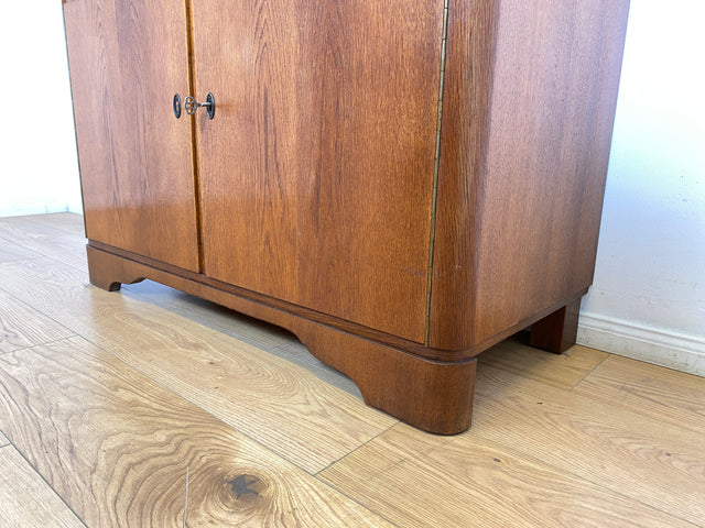 WMK I Formschöne & gut erhaltene 50er Jahre Kommode aus vollem Holz mit Schubladen und Messinggriffen I Schrank Sideboard Wäschekommode Anrichte Schuhschrank Mid-Century Vintage Berlin Bayern Sachsen