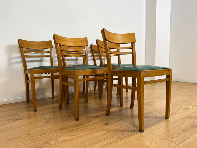 WMK I 1/3 Klassischer 50er Jahre Küchenstuhl aus hellem Buchenholz mit grünem Kunstlederbezug I Stuhl Holzstuhl Schulstuhl Esszimmerstuhl Mid-Century Vintage 60er Berlin Köln Hamburg I Versand möglich