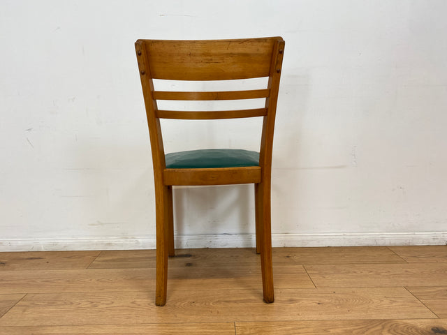 WMK I 1/3 Klassischer 50er Jahre Küchenstuhl aus hellem Buchenholz mit grünem Kunstlederbezug I Stuhl Holzstuhl Schulstuhl Esszimmerstuhl Mid-Century Vintage 60er Berlin Köln Hamburg I Versand möglich