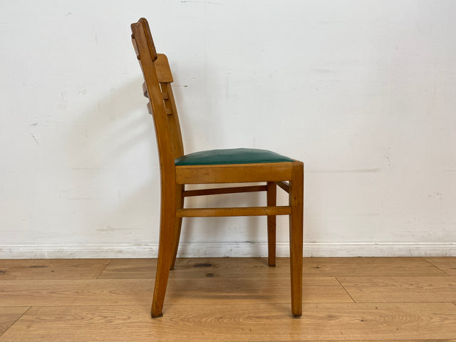 WMK I 1/3 Klassischer 50er Jahre Küchenstuhl aus hellem Buchenholz mit grünem Kunstlederbezug I Stuhl Holzstuhl Schulstuhl Esszimmerstuhl Mid-Century Vintage 60er Berlin Köln Hamburg I Versand möglich