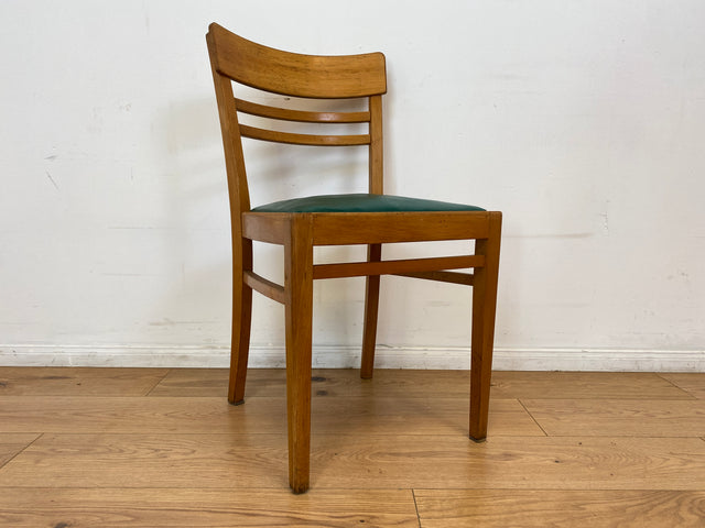 WMK I 1/3 Klassischer 50er Jahre Küchenstuhl aus hellem Buchenholz mit grünem Kunstlederbezug I Stuhl Holzstuhl Schulstuhl Esszimmerstuhl Mid-Century Vintage 60er Berlin Köln Hamburg I Versand möglich