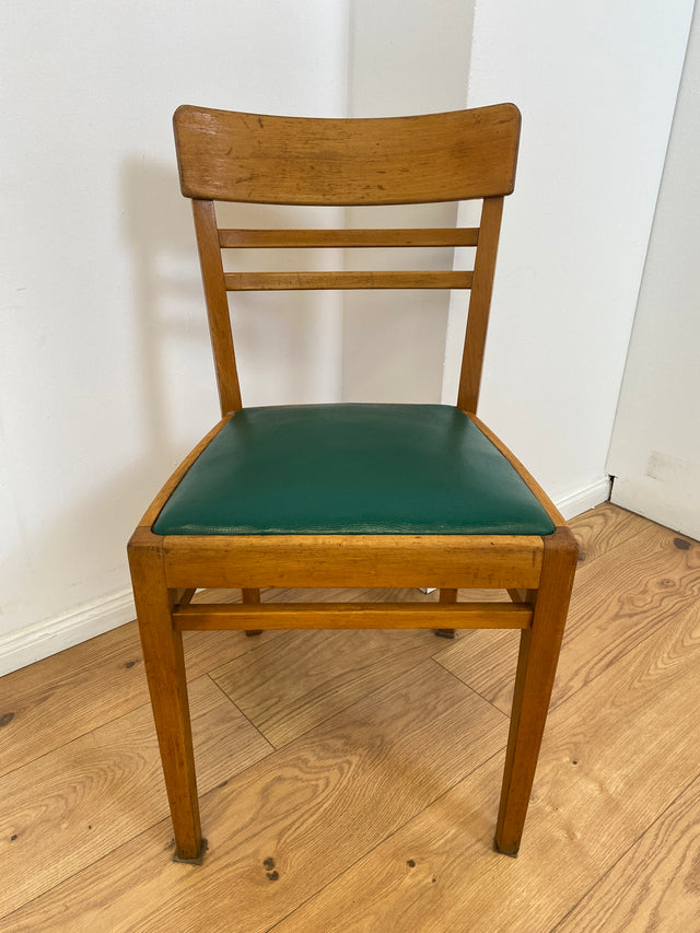 WMK I 1/3 Klassischer 50er Jahre Küchenstuhl aus hellem Buchenholz mit grünem Kunstlederbezug I Stuhl Holzstuhl Schulstuhl Esszimmerstuhl Mid-Century Vintage 60er Berlin Köln Hamburg I Versand möglich