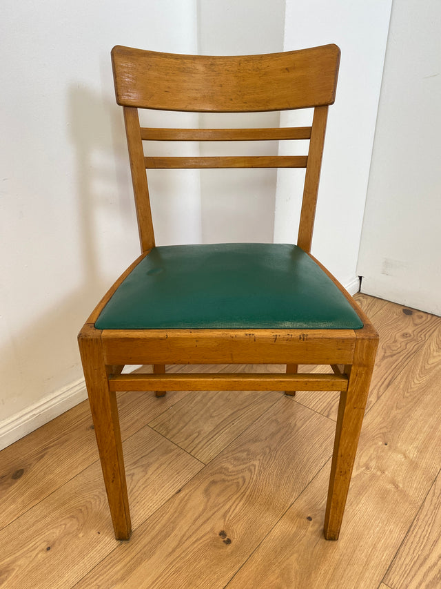 WMK I 1/3 Klassischer 50er Jahre Küchenstuhl aus hellem Buchenholz mit grünem Kunstlederbezug I Stuhl Holzstuhl Schulstuhl Esszimmerstuhl Mid-Century Vintage 60er Berlin Köln Hamburg I Versand möglich