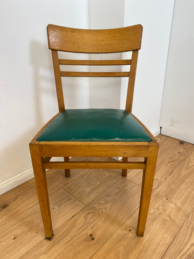 WMK I 1/3 Klassischer 50er Jahre Küchenstuhl aus hellem Buchenholz mit grünem Kunstlederbezug I Stuhl Holzstuhl Schulstuhl Esszimmerstuhl Mid-Century Vintage 60er Berlin Köln Hamburg I Versand möglich