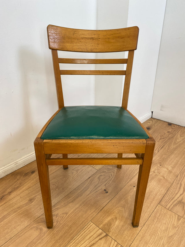 WMK I 1/3 Klassischer 50er Jahre Küchenstuhl aus hellem Buchenholz mit grünem Kunstlederbezug I Stuhl Holzstuhl Schulstuhl Esszimmerstuhl Mid-Century Vintage 60er Berlin Köln Hamburg I Versand möglich
