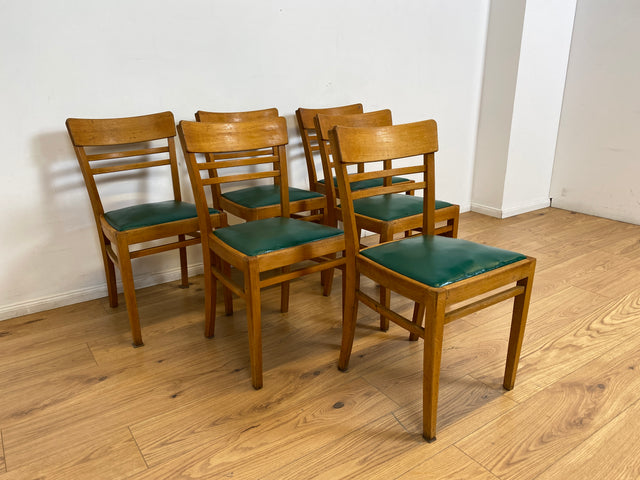WMK I 1/3 Klassischer 50er Jahre Küchenstuhl aus hellem Buchenholz mit grünem Kunstlederbezug I Stuhl Holzstuhl Schulstuhl Esszimmerstuhl Mid-Century Vintage 60er Berlin Köln Hamburg I Versand möglich