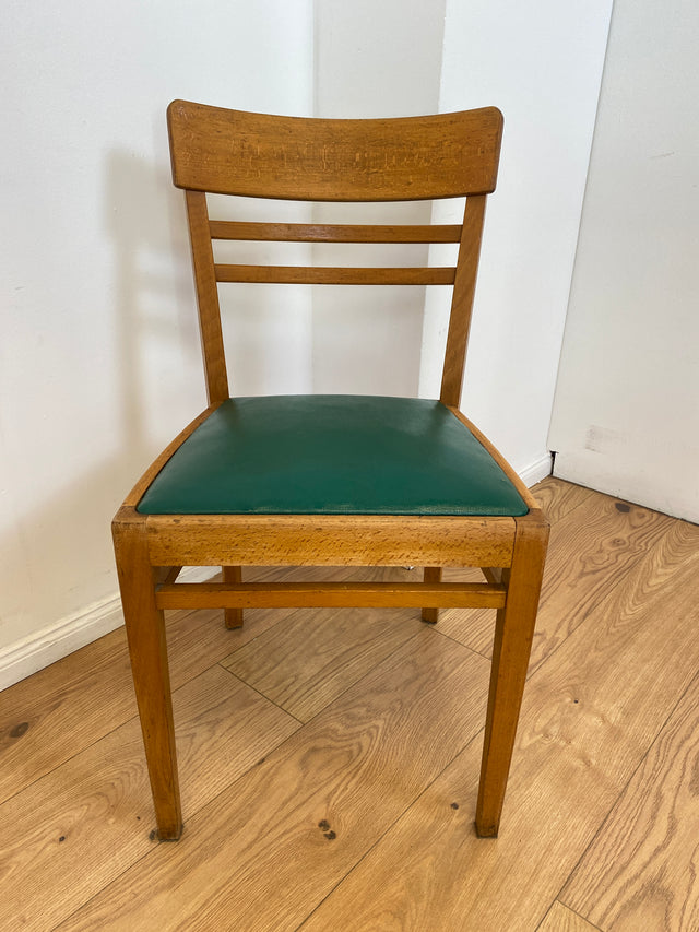 WMK I 1/3 Klassischer 50er Jahre Küchenstuhl aus hellem Buchenholz mit grünem Kunstlederbezug I Stuhl Holzstuhl Schulstuhl Esszimmerstuhl Mid-Century Vintage 60er Berlin Köln Hamburg I Versand möglich