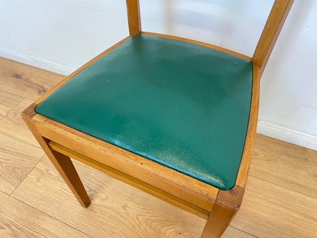 WMK I 1/3 Klassischer 50er Jahre Küchenstuhl aus hellem Buchenholz mit grünem Kunstlederbezug I Stuhl Holzstuhl Schulstuhl Esszimmerstuhl Mid-Century Vintage 60er Berlin Köln Hamburg I Versand möglich