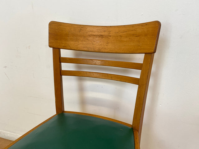 WMK I 1/3 Klassischer 50er Jahre Küchenstuhl aus hellem Buchenholz mit grünem Kunstlederbezug I Stuhl Holzstuhl Schulstuhl Esszimmerstuhl Mid-Century Vintage 60er Berlin Köln Hamburg I Versand möglich