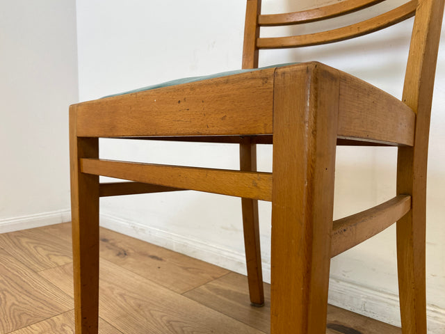 WMK I 1/3 Klassischer 50er Jahre Küchenstuhl aus hellem Buchenholz mit grünem Kunstlederbezug I Stuhl Holzstuhl Schulstuhl Esszimmerstuhl Mid-Century Vintage 60er Berlin Köln Hamburg I Versand möglich