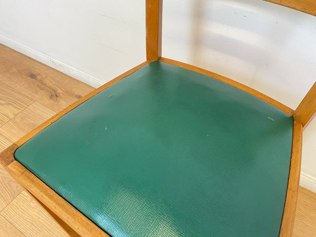 WMK I 1/3 Klassischer 50er Jahre Küchenstuhl aus hellem Buchenholz mit grünem Kunstlederbezug I Stuhl Holzstuhl Schulstuhl Esszimmerstuhl Mid-Century Vintage 60er Berlin Köln Hamburg I Versand möglich