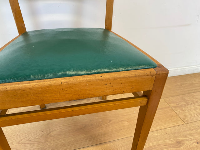 WMK I 1/3 Klassischer 50er Jahre Küchenstuhl aus hellem Buchenholz mit grünem Kunstlederbezug I Stuhl Holzstuhl Schulstuhl Esszimmerstuhl Mid-Century Vintage 60er Berlin Köln Hamburg I Versand möglich