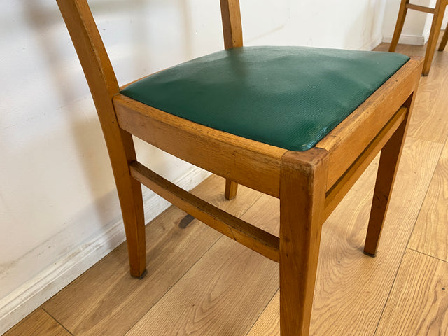 WMK I 1/3 Klassischer 50er Jahre Küchenstuhl aus hellem Buchenholz mit grünem Kunstlederbezug I Stuhl Holzstuhl Schulstuhl Esszimmerstuhl Mid-Century Vintage 60er Berlin Köln Hamburg I Versand möglich
