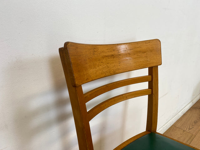 WMK I 1/3 Klassischer 50er Jahre Küchenstuhl aus hellem Buchenholz mit grünem Kunstlederbezug I Stuhl Holzstuhl Schulstuhl Esszimmerstuhl Mid-Century Vintage 60er Berlin Köln Hamburg I Versand möglich