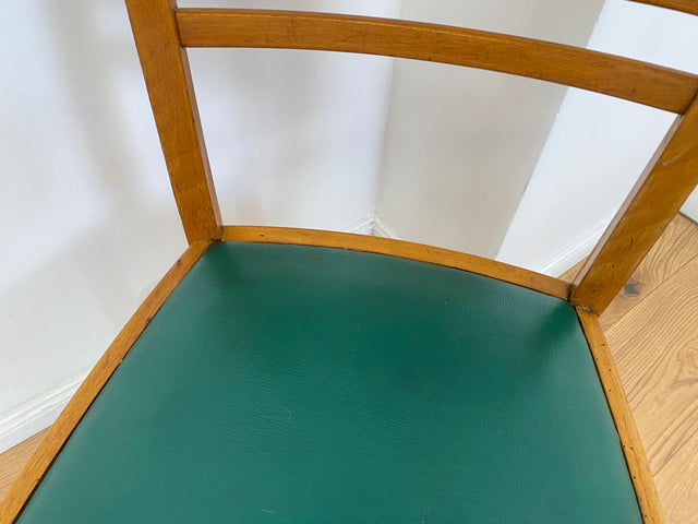 WMK I 1/3 Klassischer 50er Jahre Küchenstuhl aus hellem Buchenholz mit grünem Kunstlederbezug I Stuhl Holzstuhl Schulstuhl Esszimmerstuhl Mid-Century Vintage 60er Berlin Köln Hamburg I Versand möglich
