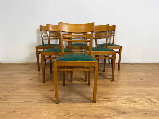 WMK I 1/3 Klassischer 50er Jahre Küchenstuhl aus hellem Buchenholz mit grünem Kunstlederbezug I Stuhl Holzstuhl Schulstuhl Esszimmerstuhl Mid-Century Vintage 60er Berlin Köln Hamburg I Versand möglich
