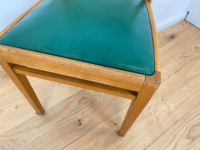WMK I 1/3 Klassischer 50er Jahre Küchenstuhl aus hellem Buchenholz mit grünem Kunstlederbezug I Stuhl Holzstuhl Schulstuhl Esszimmerstuhl Mid-Century Vintage 60er Berlin Köln Hamburg I Versand möglich