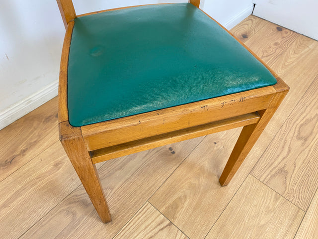 WMK I 1/3 Klassischer 50er Jahre Küchenstuhl aus hellem Buchenholz mit grünem Kunstlederbezug I Stuhl Holzstuhl Schulstuhl Esszimmerstuhl Mid-Century Vintage 60er Berlin Köln Hamburg I Versand möglich